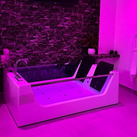 Apartment Jacuzzi Near Center Of